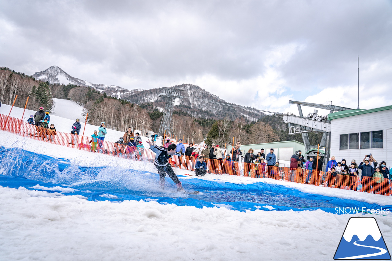 富良野スキー場｜季節は、まだ冬？それとも…？小雪が舞い、たくさんの雪が残る富良野スキー場で、春の恒例イベント『春スキー池渡り大会』開催(^^)/